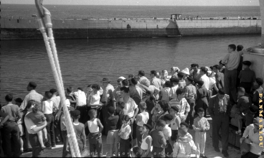 COLO LA PEYROUSE 1957 VILLE D ORAN 28 JUILLET LE DEPART.JPG